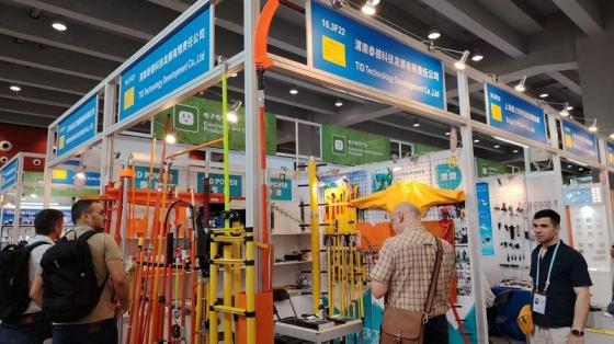 Shotgun Hotsticks–Live-line hot stick tools for utility pol